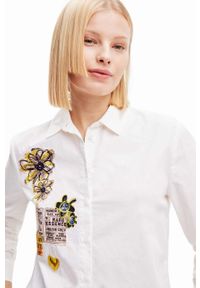 Desigual koszula bawełniana damska kolor biały regular z kołnierzykiem klasycznym. Typ kołnierza: kołnierzyk klasyczny. Kolor: biały. Materiał: bawełna. Wzór: aplikacja. Styl: klasyczny #5