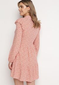 Born2be - Różowa Rozkloszowana Sukienka Mini w Kwiaty z Falbankami na Ramionach Lorean. Okazja: na spacer, na imprezę. Typ kołnierza: kołnierz z falbankami. Kolor: różowy. Materiał: materiał. Wzór: kwiaty. Sezon: lato. Styl: elegancki. Długość: mini #6