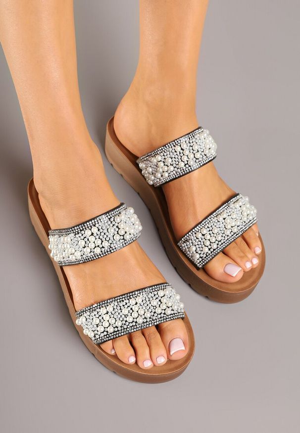 Renee - Czarne Klapki na Niskiej Platformie Zdobione Cyrkoniami i Perłami Rosanidra. Kolor: czarny. Materiał: jeans. Wzór: aplikacja. Obcas: na platformie. Styl: elegancki