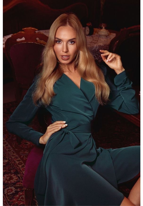 Produkt Polski - Sukienka elegancka wizytowa kopertowa wiązana w pasie zielona. Okazja: do pracy, na komunię, na imprezę. Kolor: zielony. Długość rękawa: długi rękaw. Typ sukienki: kopertowe. Styl: elegancki, wizytowy