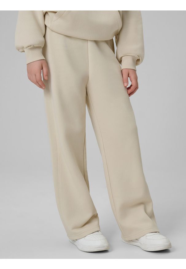 4f - 4F Spodnie dresowe z szerokimi nogawkami dziewczęce - beżowe 128 (7-8 lat). Okazja: na co dzień, na uczelnię. Kolor: beżowy. Materiał: dresówka. Długość: do kostek. Sezon: lato. Styl: casual