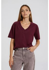 MOODO - T-shirt z dekoltem w serek burgundowy. Typ kołnierza: dekolt w serek. Kolor: czerwony. Materiał: bawełna, elastan #1