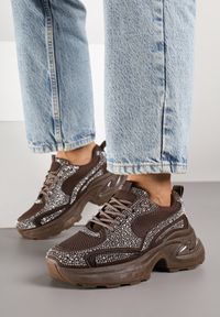 Born2be - Brązowe Sneakersy na Grubej Podeszwie z Cyrkoniami Lenisse. Nosek buta: okrągły. Zapięcie: sznurówki. Kolor: brązowy. Materiał: materiał. Obcas: na obcasie. Wysokość obcasa: niski