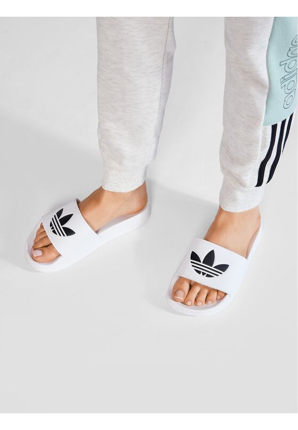 Adidas - adidas Klapki Adilette Lite FU8297 Biały. Kolor: biały. Materiał: skóra