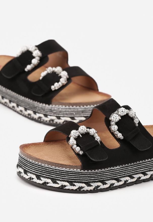Renee - Czarne Klapki na Platformie Ozdobione Klamrami z Cyrkonii Rinalenia. Okazja: na co dzień. Kolor: czarny. Materiał: jeans. Wzór: aplikacja. Obcas: na platformie. Styl: casual