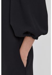 Victoria Victoria Beckham Sukienka kolor czarny mini prosta. Okazja: na co dzień. Kolor: czarny. Materiał: tkanina. Wzór: gładki. Typ sukienki: proste. Styl: casual. Długość: mini #4