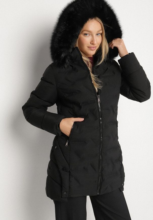 Born2be - Czarna Zimowa Kurtka Pikowana z Kapturem z Futrem i Napami po Bokach Zenilda. Typ kołnierza: kaptur. Kolor: czarny. Materiał: futro. Sezon: zima