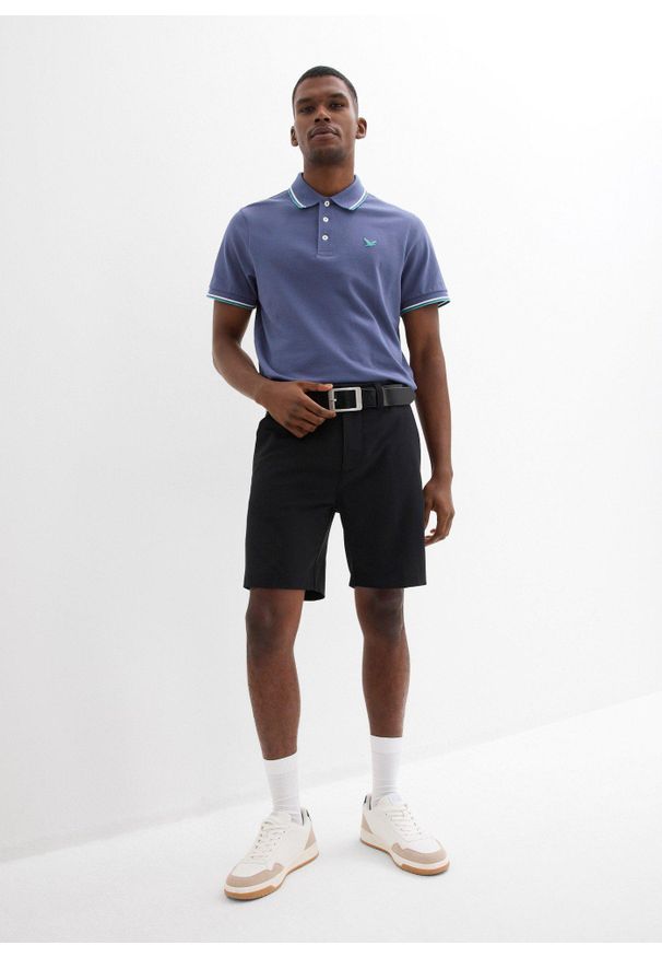 bonprix - Koszulka polo z czystej bawełny organicznej piqué. Typ kołnierza: polo. Kolor: niebieski. Materiał: bawełna. Długość rękawa: krótki rękaw. Długość: krótkie. Wzór: nadruk. Styl: sportowy