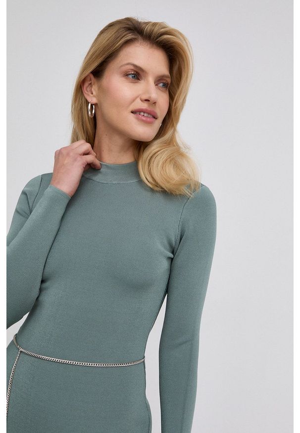 Guess Sukienka kolor zielony mini dopasowana. Kolor: zielony. Materiał: dzianina. Typ sukienki: dopasowane. Długość: mini