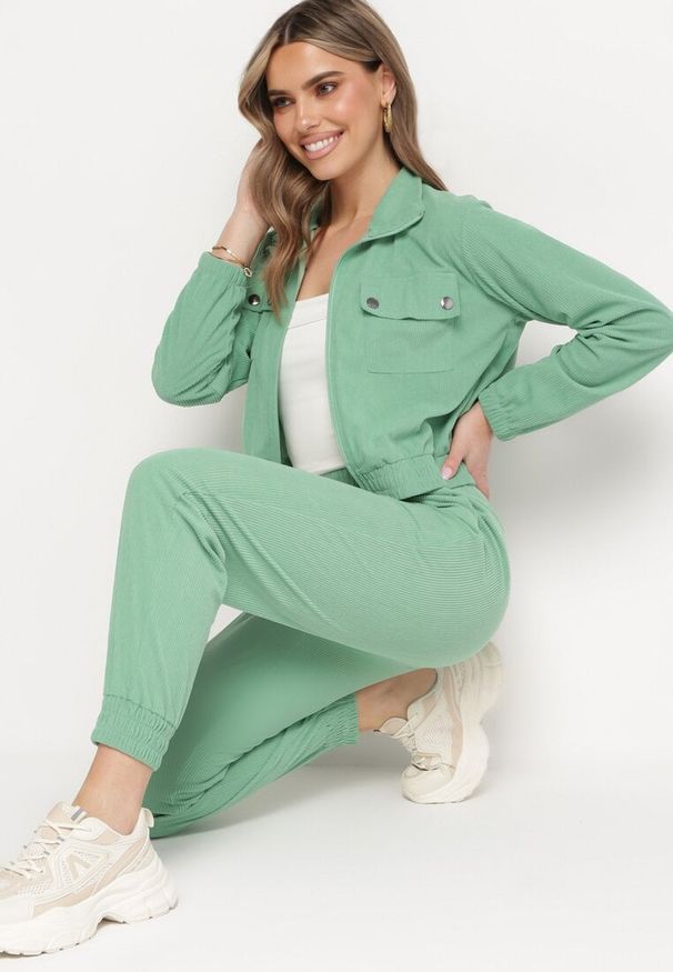 Born2be - Zielony Komplet Dresowy z Prążkowanego Materiału Bluza z Kołnierzykiem i Spodnie z Gumką w Pasie Kerulla. Kolor: zielony. Materiał: dresówka, materiał, prążkowany
