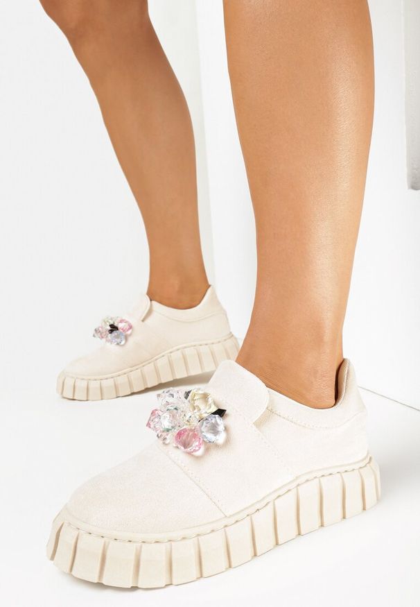 Born2be - Beżowe Wsuwane Sneakersy z Kolorowymi Kryształkami Phedara. Okazja: na co dzień. Zapięcie: bez zapięcia. Kolor: beżowy. Materiał: jeans. Wzór: kolorowy. Obcas: na płaskiej podeszwie