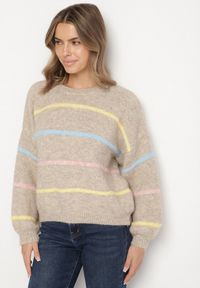 Born2be - Beżowy Nietoperzowy Sweter z Domieszką Wełny w Kolorowe Paski Rallieva. Okazja: na spacer, na co dzień. Kolor: beżowy. Materiał: wełna. Długość rękawa: długi rękaw. Długość: długie. Wzór: kolorowy, paski. Styl: casual, klasyczny #6