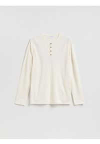 Reserved - Sweter henley - złamana biel. Typ kołnierza: typu henley. Materiał: dzianina, len #1