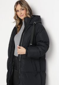 Born2be - Czarna Długa Kurtka Pikowana Płaszcz na Zamek z Kapturem Lesea. Okazja: na co dzień. Typ kołnierza: kaptur. Kolor: czarny. Materiał: dzianina, jeans. Długość: długie. Styl: casual, elegancki #2