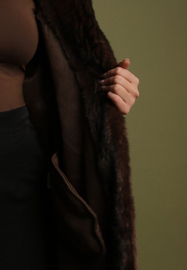 Born2be - Brązowy Elegancki Płaszcz Futerko z Kapturem i Ozdobnymi Guzikami Esilea. Okazja: na co dzień. Typ kołnierza: kaptur. Kolor: brązowy. Materiał: futro. Długość: długie. Wzór: aplikacja. Styl: elegancki