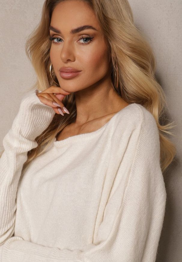 Renee - Jasnobeżowy Sweter z Lnem Oversize z Dekoltem w Łódkę Sassista. Okazja: na spotkanie biznesowe, na co dzień. Typ kołnierza: dekolt w łódkę. Kolor: beżowy. Materiał: len. Styl: biznesowy, klasyczny, casual