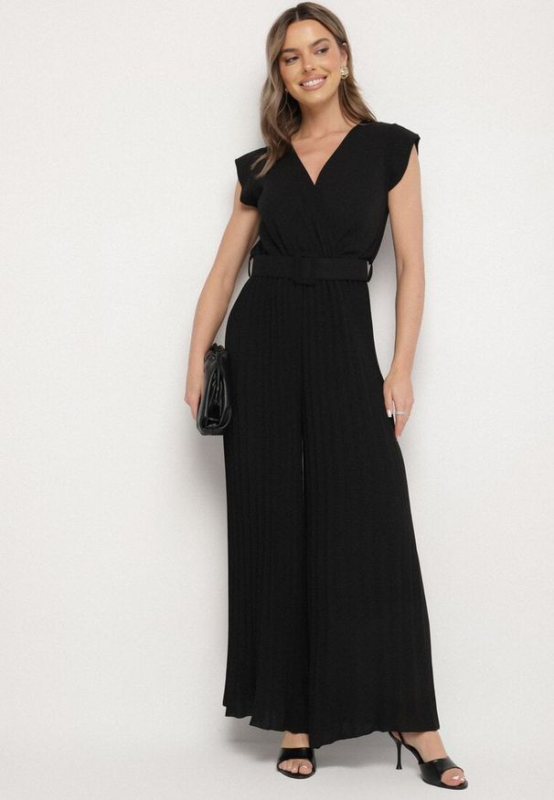 Born2be - Czarny Kombinezon o Kopertowym Kroju z Plisami i Paskiem w Talii Salivania. Okazja: na wesele, na studniówkę, na ślub cywilny, na imprezę. Kolor: czarny. Styl: elegancki, klasyczny