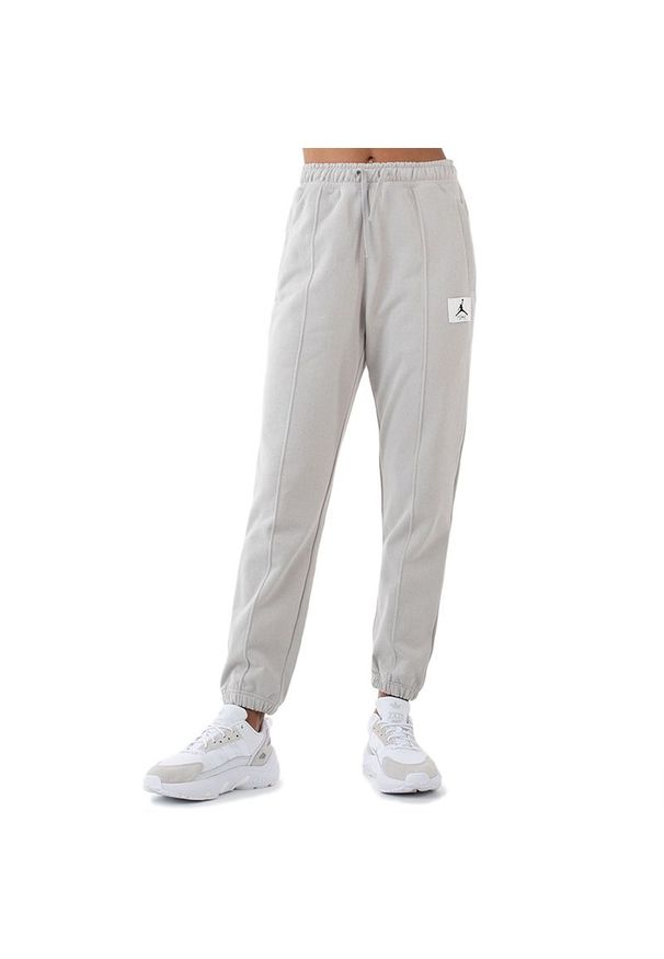 Spodnie Jordan Essentials DD7001-012 - szare. Kolor: szary. Materiał: bawełna, dresówka, materiał. Wzór: aplikacja. Sezon: zima, jesień