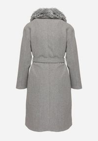 Born2be - Szary Elegancki Płaszcz Dwurzędowy z Futrzanym Kołnierzem i Paskiem Adeloria. Okazja: na co dzień. Kolor: szary. Materiał: futro. Styl: elegancki #5