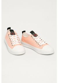 Guess - Tenisówki. Nosek buta: okrągły. Zapięcie: sznurówki. Kolor: różowy. Materiał: guma #4