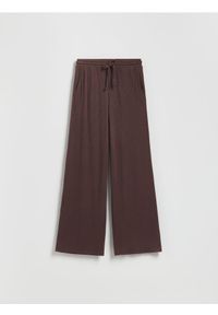 Reserved - Strukturalne spodnie - ciemnobrązowy. Kolor: brązowy. Materiał: dzianina, wiskoza