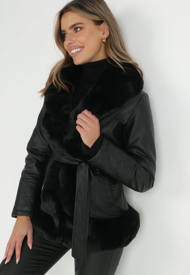 Born2be - Czarna Kurtka Taliowana z Futerkiem i Wiązanym Paskiem Menas. Kolor: czarny. Materiał: futro. Styl: elegancki