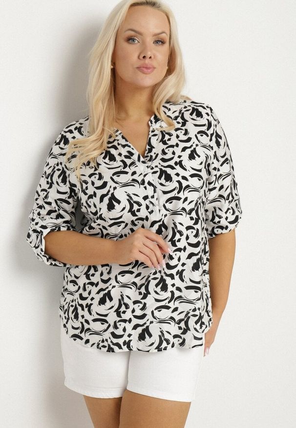 Born2be - Biała Koszula z Wiskozą w Abstrakcyjny Wzór Clarivana. Okazja: na co dzień. Typ kołnierza: dekolt w serek. Kolekcja: plus size. Kolor: biały. Materiał: wiskoza. Długość rękawa: długi rękaw. Długość: długie. Styl: klasyczny, casual, elegancki