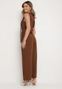 Born2be - Brązowy Kombinezon Bez Rękawów z Ozdobnym Wiązaniem i Szerokimi Nogawkami Silarine. Okazja: na co dzień. Kolor: brązowy. Materiał: jeans. Długość rękawa: bez rękawów. Styl: klasyczny, casual, elegancki, sportowy #4