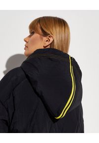 Versace Jeans Couture - VERSACE JEANS COUTURE - Czarna puchowa kurtka z kapturem. Typ kołnierza: kaptur. Kolor: czarny. Materiał: puch. Długość rękawa: długi rękaw. Długość: długie. Wzór: aplikacja #5