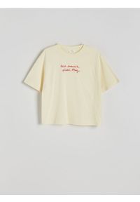 Reserved - T-shirt boxy z nadrukiem - kremowy. Kolor: kremowy. Materiał: dzianina, bawełna. Wzór: nadruk