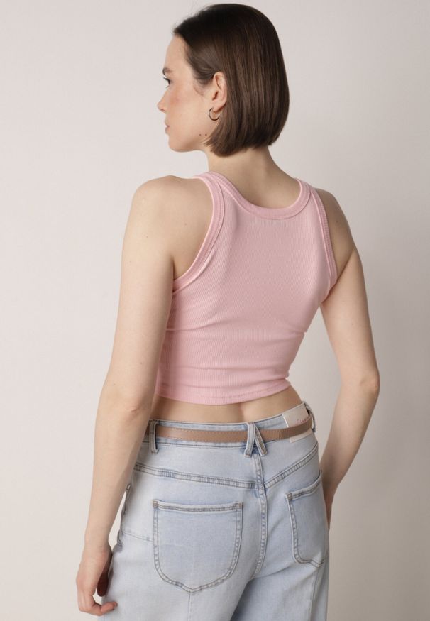 Born2be - Różowy Top z Prążkowanego Materiału Zitessa. Okazja: na co dzień. Kolor: różowy. Materiał: prążkowany, materiał. Długość rękawa: na ramiączkach. Styl: casual, elegancki, klasyczny