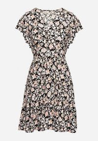 Born2be - Czarno-Beżowa Sukienka z Wiskozy w Kwiatowy Wzór z Kopertowym Dekoltem Avafia. Kolor: czarny. Materiał: wiskoza. Wzór: kwiaty. Sezon: lato. Typ sukienki: kopertowe #4