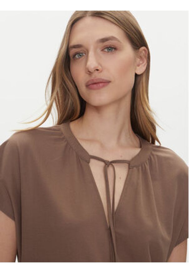 only - ONLY Sukienka codzienna Jany 15351683 Brązowy Relaxed Fit. Okazja: na co dzień. Kolor: brązowy. Materiał: syntetyk. Typ sukienki: proste. Styl: casual