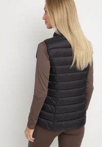 Born2be - Czarna Pikowanana Kamizelka Sifitta. Okazja: na co dzień. Kolor: czarny. Materiał: jeans. Styl: klasyczny, casual, elegancki #4