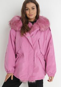Born2be - Różowa Kurtka Parka Oversize z Futerkiem Mitto. Kolor: różowy. Materiał: futro. Długość rękawa: długi rękaw. Długość: długie. Sezon: zima, jesień. Styl: klasyczny, elegancki #2