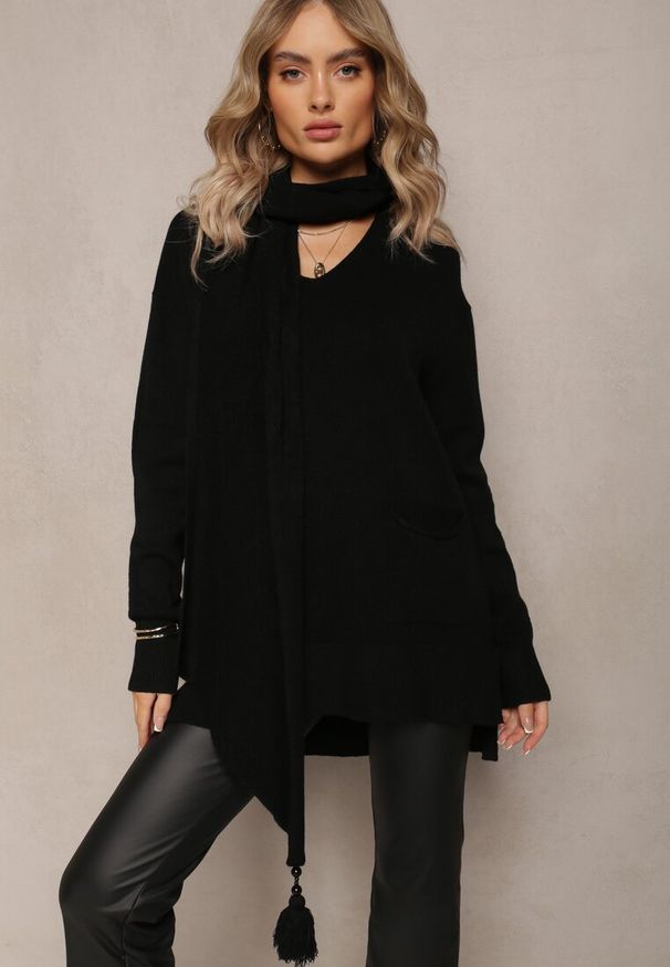 Renee - Czarny Sweter z Szalikiem z Chwostami w Komplecie Rumabena. Okazja: na co dzień. Kolor: czarny. Styl: casual, elegancki