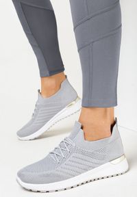 Born2be - Szare Buty Sportowe z Siateczkową Cholewką z Metaliczną Wstawką Starlette. Nosek buta: okrągły. Zapięcie: bez zapięcia. Kolor: szary. Materiał: tkanina. Szerokość cholewki: normalna. Wzór: aplikacja. Sezon: lato, wiosna. Obcas: na płaskiej podeszwie #4