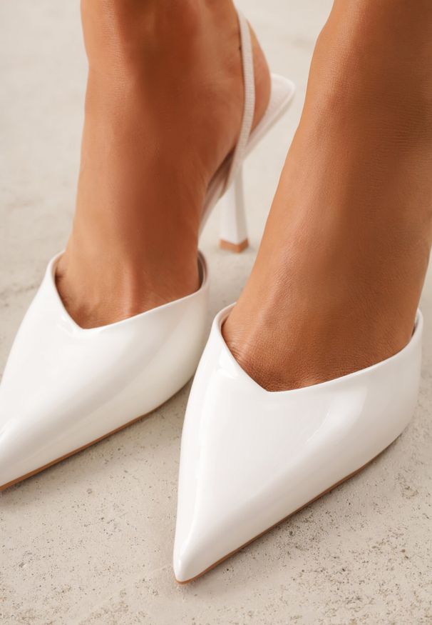 Born2be - Białe Lakierowane Szpilki z Elastycznym Paskiem na Piętę Balzorwyn. Okazja: na ślub cywilny, na randkę, na wesele, do pracy, na spotkanie biznesowe. Nosek buta: szpiczasty. Zapięcie: pasek. Kolor: biały. Materiał: lakier. Obcas: na szpilce. Styl: klasyczny, biznesowy, elegancki. Wysokość obcasa: średni