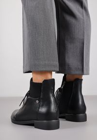 Renee - Czarne Botki Vices ze Sznurowaną Cholewką i Elastycznymi Panelami Flilera. Okazja: na co dzień. Kolor: czarny. Materiał: jeans, skóra. Szerokość cholewki: normalna. Obcas: na obcasie. Styl: casual. Wysokość obcasa: niski #3