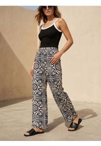 Sinsay - Spodnie wide leg z wiskozą ze wzorem geometrycznym - wielobarwny. Materiał: wiskoza. Wzór: geometria #1