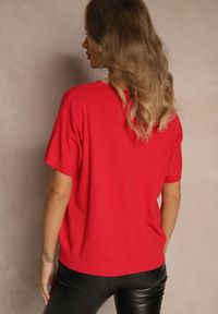 Renee - Czerwony T-shirt z Dzianiny z Dekoltem w Serek Fenalise. Okazja: na co dzień. Typ kołnierza: dekolt w serek. Kolor: czerwony. Materiał: dzianina. Wzór: aplikacja. Styl: casual #3