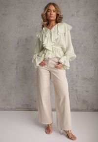 Renee - Zielona Bluzka w Typie Boho Ozdobiona Falbanami Sarlyss. Okazja: na co dzień. Typ kołnierza: dekolt w kształcie V. Kolor: zielony. Materiał: jeans. Długość rękawa: długi rękaw. Długość: długie. Wzór: aplikacja. Styl: boho #8