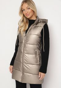 Born2be - Złota Pikowana Kamizelka Przejściowa z Kapturem i Kieszeniami Lentira. Okazja: na co dzień. Typ kołnierza: kaptur. Kolor: złoty. Materiał: jeans. Styl: casual, klasyczny #1
