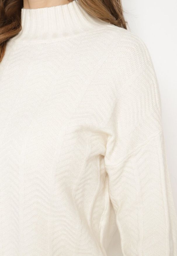 Born2be - Jasnobeżowy Sweter z Półgolfem z Ozdobnym Wzorem na Dzianinie Kirtana. Kolor: beżowy. Materiał: dzianina. Sezon: zima