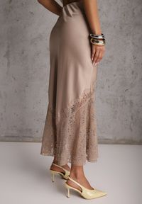Renee - Beżowa Satynowa Spódnica Ozdobiona Rozcięciem na Nogę i Koronką Saviraet. Kolor: beżowy. Materiał: satyna, koronka. Wzór: aplikacja, koronka. Styl: elegancki #2