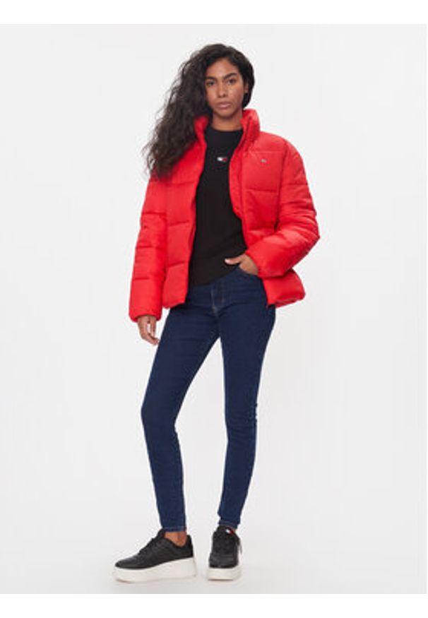 Tommy Jeans Kurtka puchowa DW0DW15963 Czerwony Regular Fit. Kolor: czerwony. Materiał: syntetyk