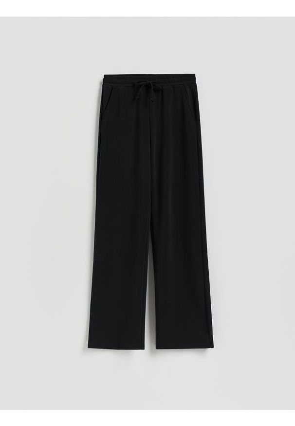 Reserved - Spodnie dresowe long leg - czarny. Kolor: czarny. Materiał: dresówka