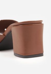 Renee - Brązowe Klapki na Słupku z Kwadratowym Noskiem i Ozdobnymi Wycięciami Daerika. Okazja: na co dzień. Kolor: brązowy. Materiał: koronka. Wzór: aplikacja. Obcas: na słupku. Styl: casual #2