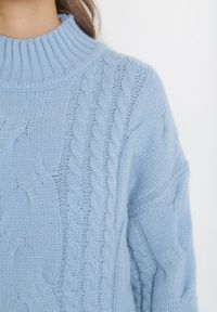 Born2be - Jasnoniebieski Luźny Sweter w Warkoczykowy Splot Sentlia. Kolor: niebieski. Długość rękawa: długi rękaw. Długość: długie. Wzór: ze splotem #5