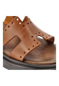 Klapki damskie Armodo, cholewka ze skóry naturalnej z ażurowymi perforacjami szeroki pasek z regulacją na rzep, brązowe, 40440. Kolor: brązowy. Materiał: skóra. Wzór: ażurowy #6